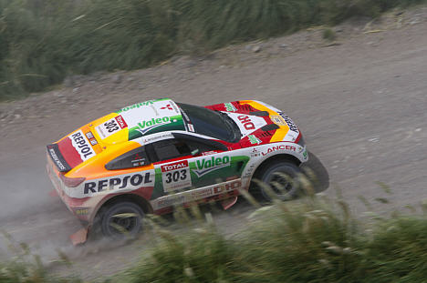 Luc Alphand var tirsdag den bedste Mitsubishi kører, da hans Racing Lancer nåede målstregen små 2,5 minutter efter Sainz.
